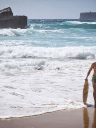 Baptiste der Schaumsurfer am Strand von Portugal