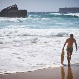 Baptiste der Schaumsurfer am Strand von Portugal