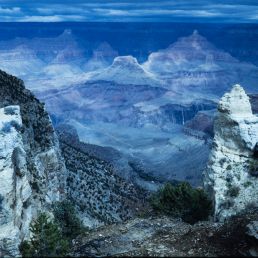 Blaue Stimmung am Grandcanyon fotografiert auf Kodakchrome64