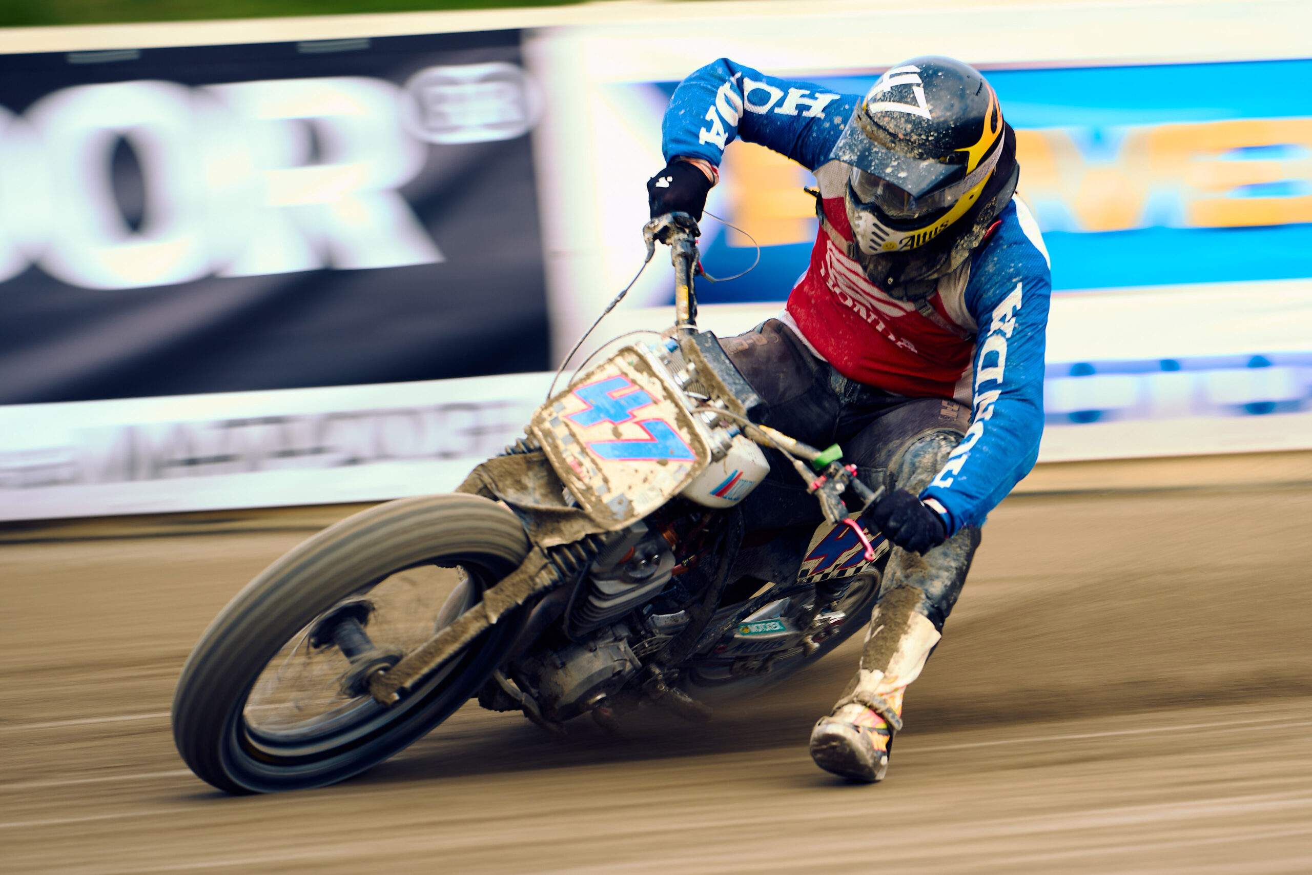 Flat track rider leaning hard into a corner on the track of MSC Moorwinkelsdamm during the German Flat Track Cup final